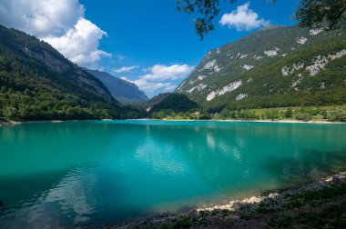 Trento, Garda Trentino 'daki Tenno Gölü. Mavi-yeşil renkte, Riva del Garda 'dan birkaç kilometre uzakta Garda Gölü' nden ya da Brenta Dolomitlerinden gelen şarap ve lezzet yolları ile ulaşılabilir. İtalya Alpleri.