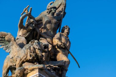 Altare della Patria, Vittoriano, Campidoglio, Roma 'daki Eylem Heykeli. Karakterler, İtalya 'nın birleşmesi için baskıya karşı verilen mücadeleyi temsil ediyor. Venedik 'in San Marco aslanı.