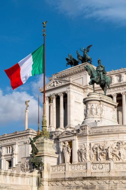 Altare della Patria, Roma 'nın başkenti Capitoline Hill' de bulunan bir anıttır. Vittorio Emanuele II ve Quadriga della Unita heykellerinin detayları. İtalyan bayrağı dalgalanıyor. İtalya.