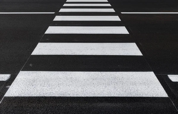 Передний Вид Пешеходный Переход Асфальтовая Дорога Белые Полосы Темно Сером — стоковое фото
