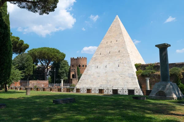 在非天主教墓园的公园里看到的皮拉迈德 Piramide Cestia 或皮拉迈德 Pyramid Cestius 是罗马唯一的埃及金字塔 背景是圣保罗港的奥雷利安城墙 意大利 — 图库照片