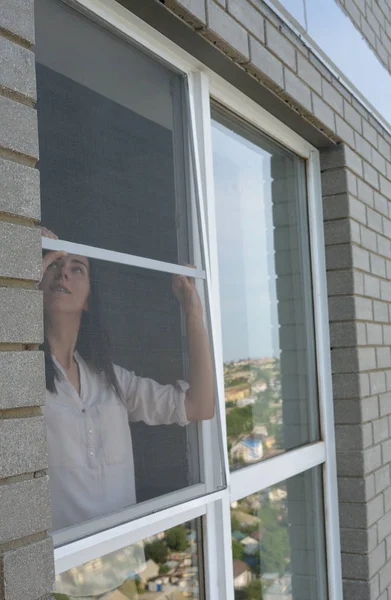 Sivrisinek ağının arkasındaki genç kadın.