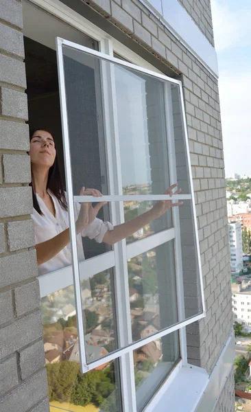 Genç bayan cibinlik takıyor.