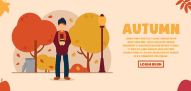 Vektör sonbahar konsepti. Güzel bir sonbahar parkında elinde bir fincan sıcak kahveyle duran ve kendini ısıtan bir adam. Sonbahar havası. Lamba, çöp kutusu ve yaprakları dökülen ağaçlar..