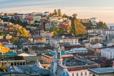 Şili 'nin Valparaiso kentindeki UNESCO Dünya Mirası' nın renkli binaları