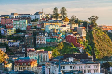 Şili 'nin Valparaiso kentindeki UNESCO Dünya Mirası' nın renkli binaları