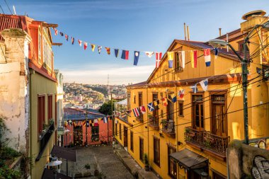 Şili 'nin Valparaiso kentindeki UNESCO Dünya Mirası' nın renkli binaları