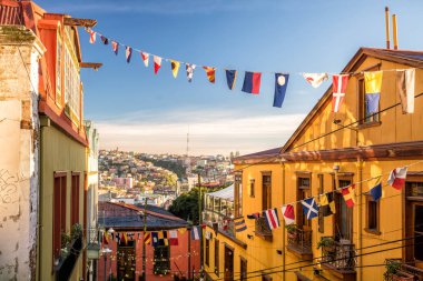 Şili 'nin Valparaiso kentindeki UNESCO Dünya Mirası' nın renkli binaları