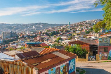Şili 'nin Valparaiso kentindeki UNESCO Dünya Mirası' nın renkli binaları