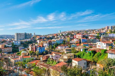 Şili 'nin Valparaiso kentindeki UNESCO Dünya Mirası' nın renkli binaları