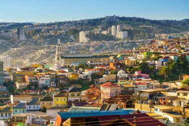 Şili 'nin Valparaiso kentindeki UNESCO Dünya Mirası' nın renkli binaları
