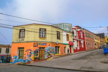 Valparaiso, Şili - 15 Mayıs 2016: renkli sokak sanatı Valparaiso Unesco Dünya Mirası bağlantı noktası şehir Şili'deki evlerinde dekorasyon.