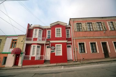 Valparaiso, Şili - 15 Mayıs 2016: renkli sokak sanatı Valparaiso Unesco Dünya Mirası bağlantı noktası şehir Şili'deki evlerinde dekorasyon.