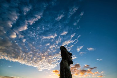 Siluet atış bir Moai heykel Paskalya Adası, Şili