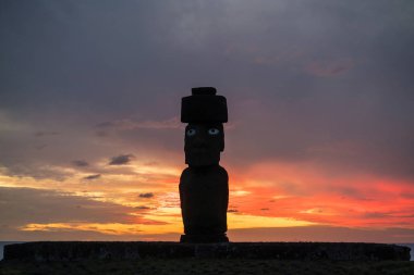 Paskalya Adası Şili Moai heykeli gün batımında atış