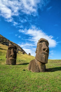Mavi gökyüzü ile Rano Raraku Volcano Paskalya Adası, Şili'deki Moai heykeller