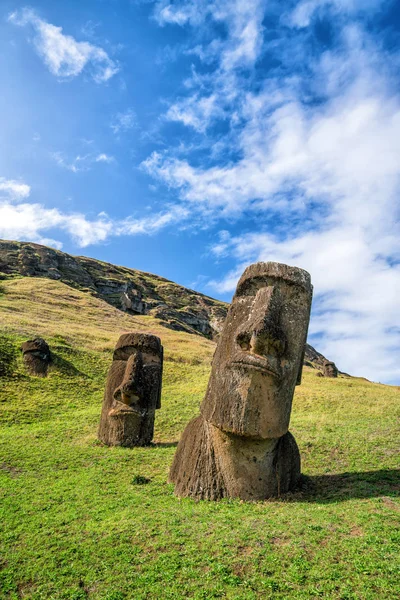 Moai Statyer Vulkanen Rano Raraku Påskön Chile Med Blå Himmel — Stockfoto