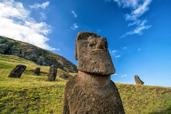 Sochy Moai Vulkánu Rano Raraku Velikonoční Ostrov Chile Modrou Oblohou — Stock fotografie