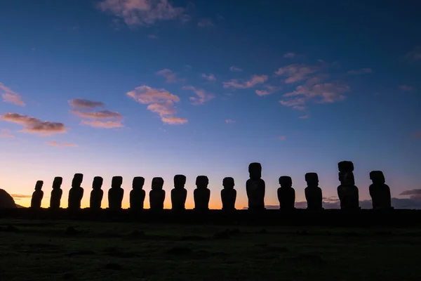 Silueta Záběr Soch Moai Velikonoční Ostrov Chile — Stock fotografie