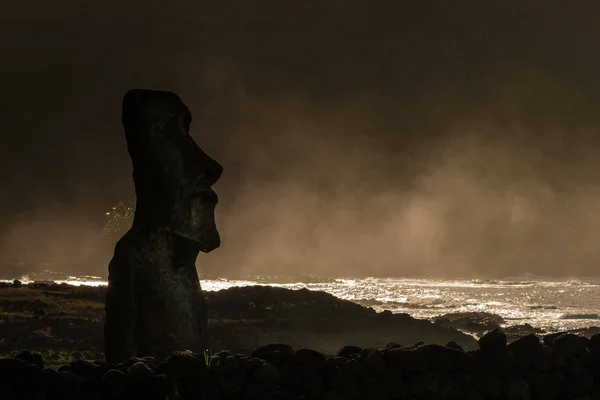 Strzał Sylwetka Posągi Moai Easter Island Chile — Zdjęcie stockowe