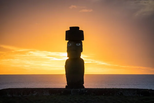 Strzał Sylwetka Posągi Moai Easter Island Chile — Zdjęcie stockowe