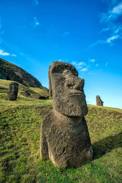 Sochy Moai Vulkánu Rano Raraku Velikonoční Ostrov Chile Modrou Oblohou — Stock fotografie