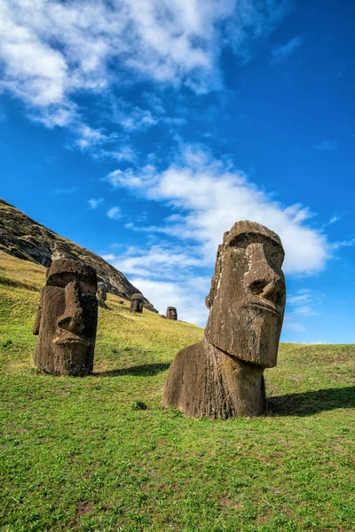 Moai Beelden Rano Raraku Vulkaan Easter Island Chili Met Blauwe — Stockfoto