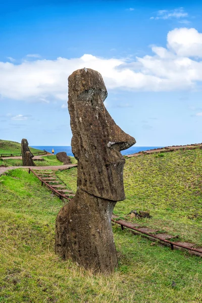 Estatuas Moai Volcán Rano Raraku Isla Pascua Chile Con Cielo — Foto de Stock