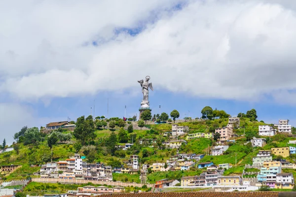 에콰도르 백그라운드에 언덕을 — 스톡 사진
