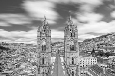Ekvador 'daki Basilica del Voto Nacional ve Quito şehir merkezi