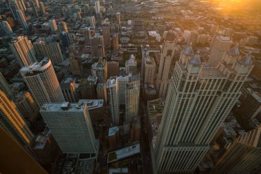 Yüksek gün batımında Chicago şehir siluetinin yukarıdaki havadan görünümü.