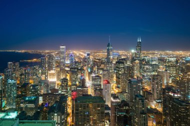 Yüksek gün batımında Chicago şehir siluetinin yukarıdaki havadan görünümü.