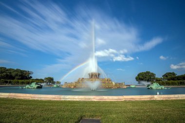 Grant Park'ta, Chicago, ABD bir gökkuşağı ile çok eski Buckingham Çeşmesi