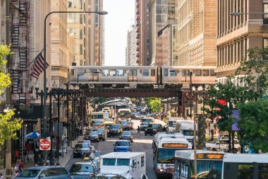 İnsanlar, tren, araba ve otobüs ile Chicago şehir merkezinde trafik