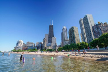 Mavi gökyüzü ile Kuzey Bulvarı sahil Chicago manzarası