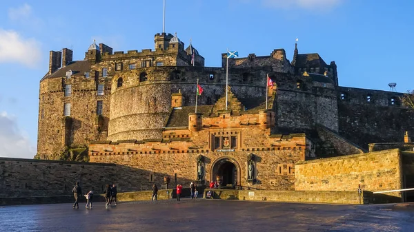 Edinburgh Castle i gamla staden Edinburgh — Stockfoto