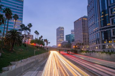 Rush hour sırasında Downtown Los Angeles manzarası