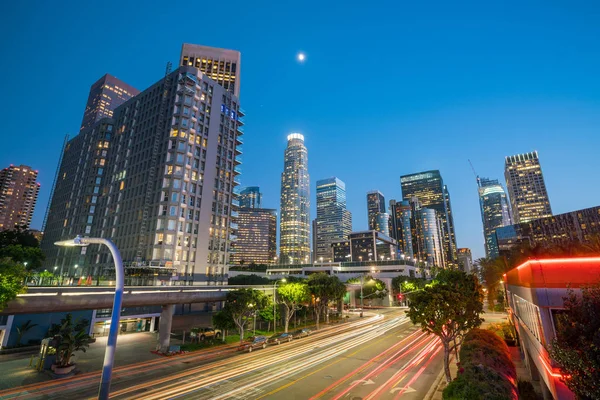 Downtown Los Angeles skyline tijdens het spitsuur — Stockfoto