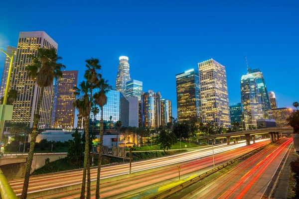 Downtown Los Angeles skyline tijdens het spitsuur — Stockfoto