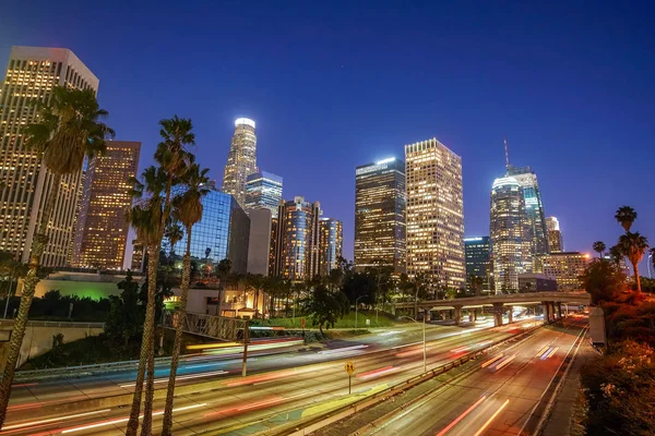 Downtown Los Angeles skyline tijdens het spitsuur — Stockfoto