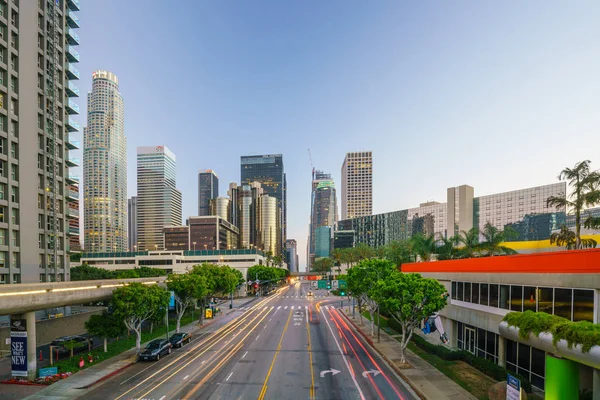 Downtown Los Angeles skyline durante a hora de ponta — Fotografia de Stock