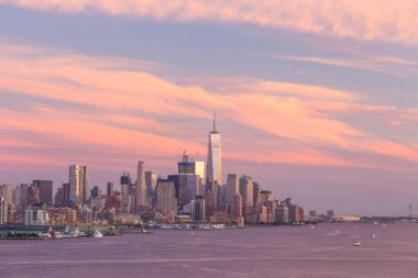 Gün batımında Manhattan şehir silueti 