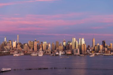 New York'un manhattan midtown alacakaranlıkta manzarası