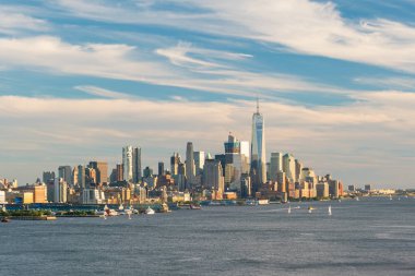 Gün batımında Manhattan şehir silueti 