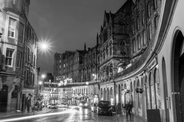 Vista de rua da histórica cidade velha, Edimburgo — Fotografia de Stock