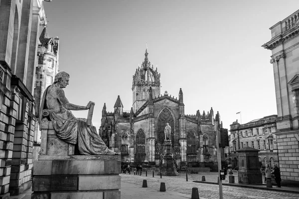 Vista de rua da histórica Royal Mile, Edimburgo — Fotografia de Stock