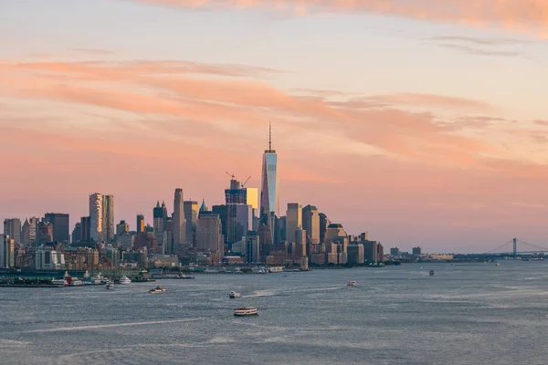 Panoramę centrum Manhattan o zachodzie słońca — Zdjęcie stockowe