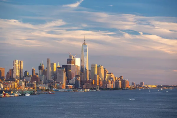 Gün batımında Manhattan şehir silueti — Stok fotoğraf