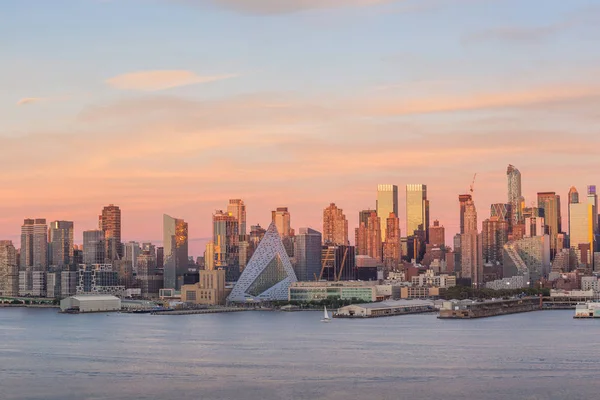 Ciudad de Nueva York Manhattan horizonte del centro al atardecer — Foto de Stock