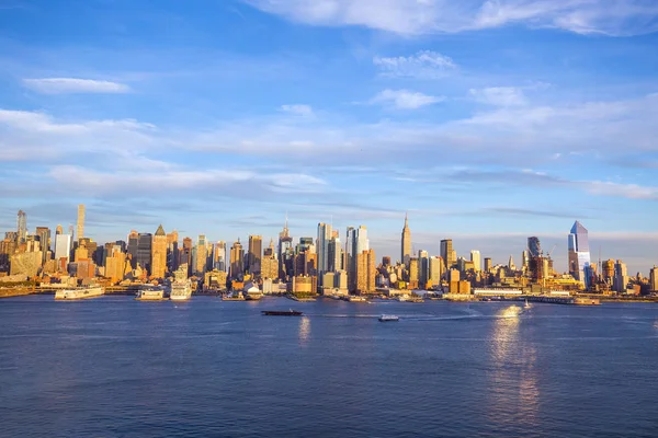 New York City Manhattan Midtown Skyline in der Abenddämmerung — Stockfoto